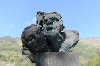Le tre facce in bronzo dello scultore francese Antoine Bourdelle (1861-1929) rappresentano paura, sofferenza e morte