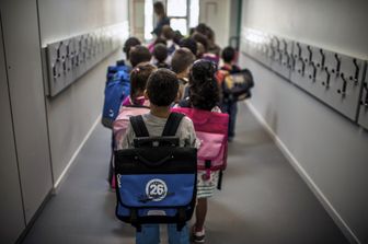 Bambini in attesa di entrare in classe