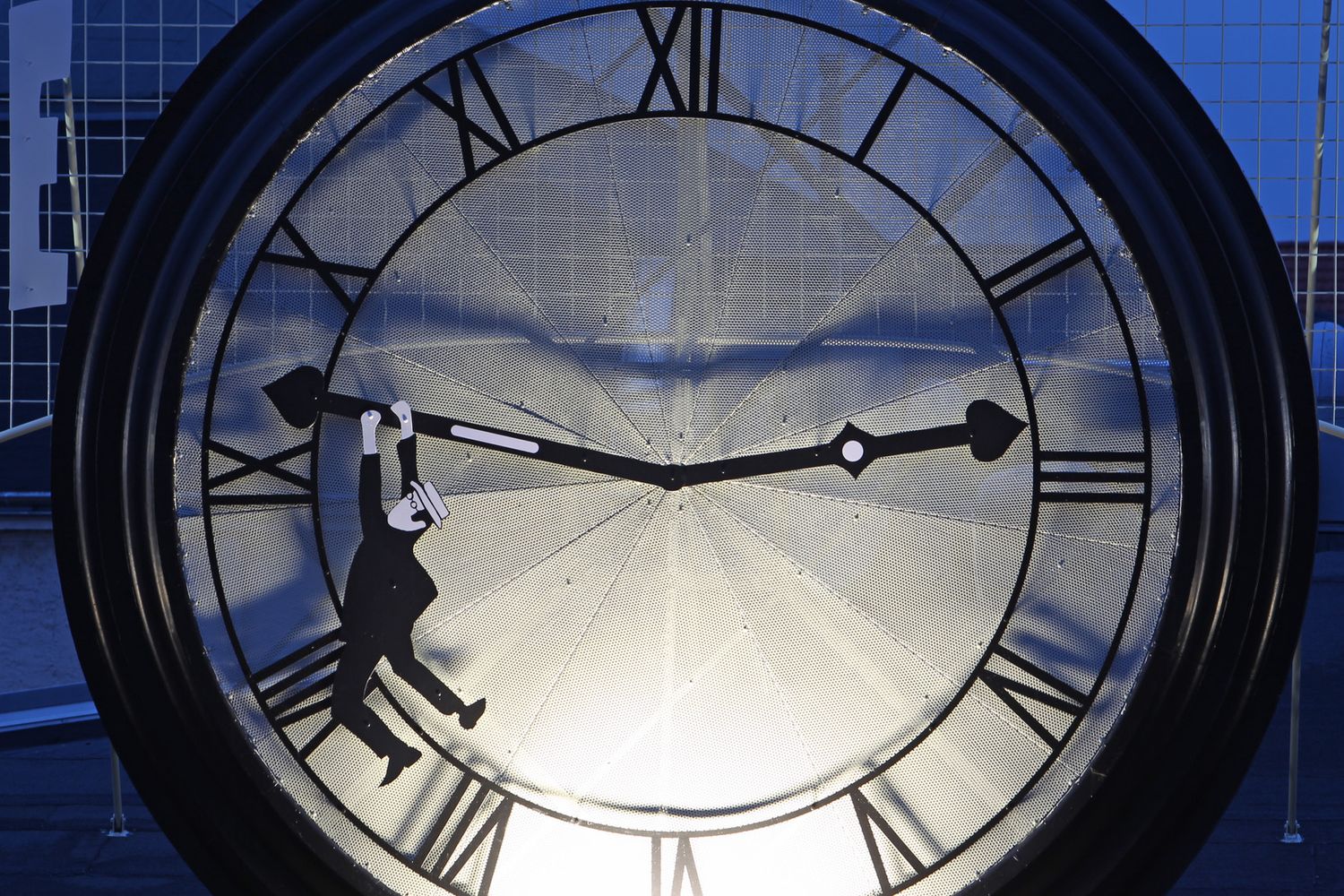 Una famosa scena di Tempi moderni ricreata nel teatro Schaubuehne Lindenfels di Lipsia