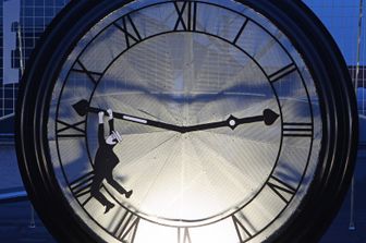 Una famosa scena di Tempi moderni ricreata nel teatro Schaubuehne Lindenfels di Lipsia