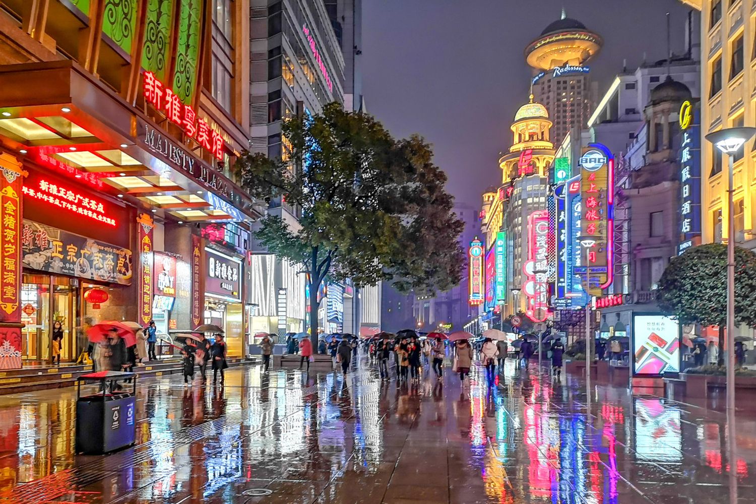 Una via dello shopping a Shanghai&nbsp;