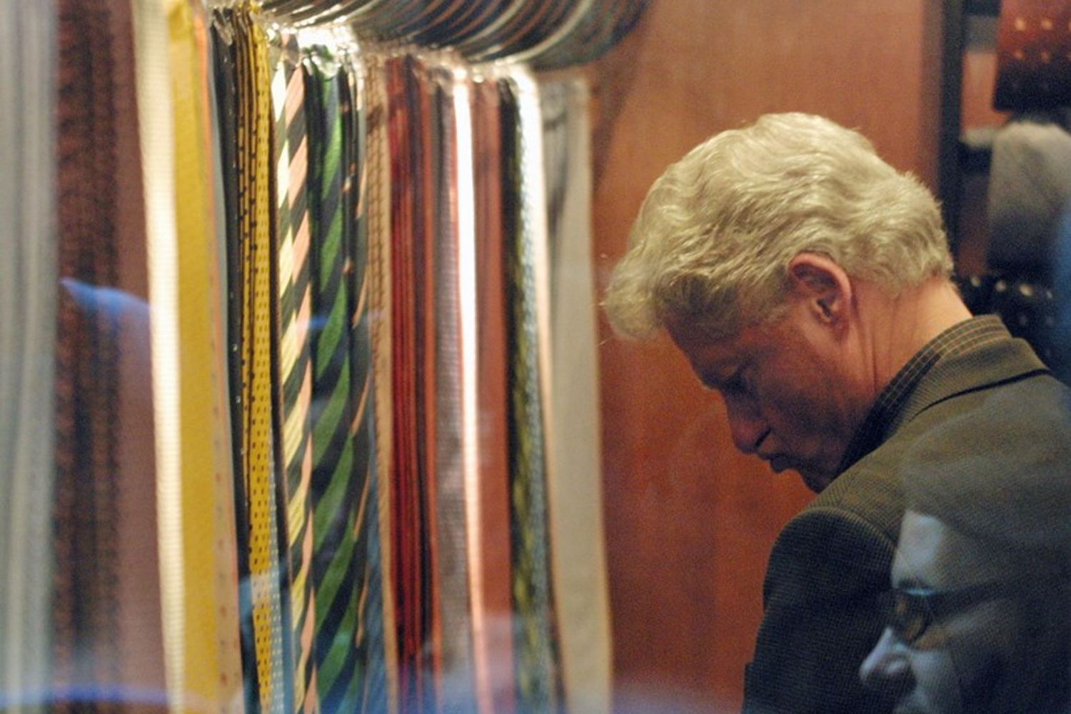 L'ex presidente americano Bill Clinton in un negozio di cravatte a Washington&nbsp;