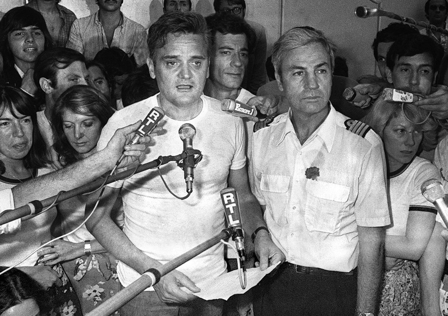 Michel Bacos (a destra) durate un incontro con i giornalisti a conclusione del sequestro di Entebbe