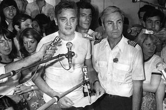 Michel Bacos (a destra) durate un incontro con i giornalisti a conclusione del sequestro di Entebbe