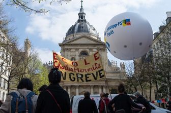 Una manifestazione davanti alla Sorbona