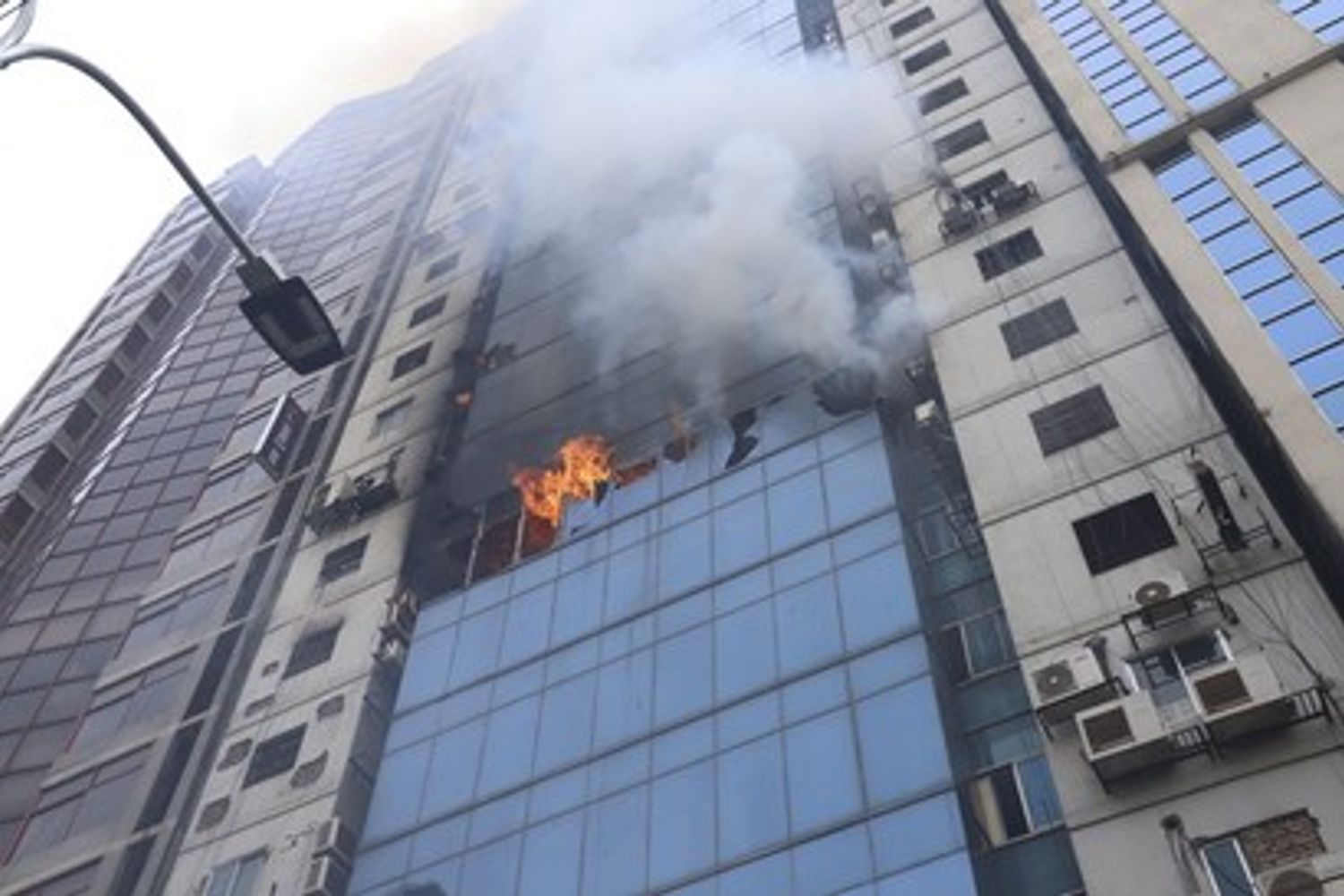 Il grattacielo in fiamme nel quartiere di Banani a Dacca