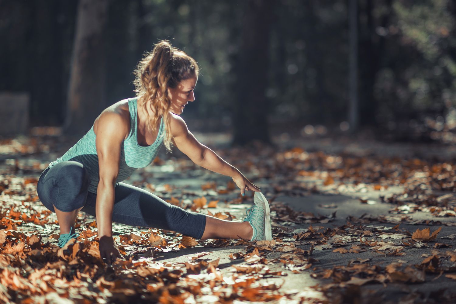 Una donna fa ginnastica in un parco