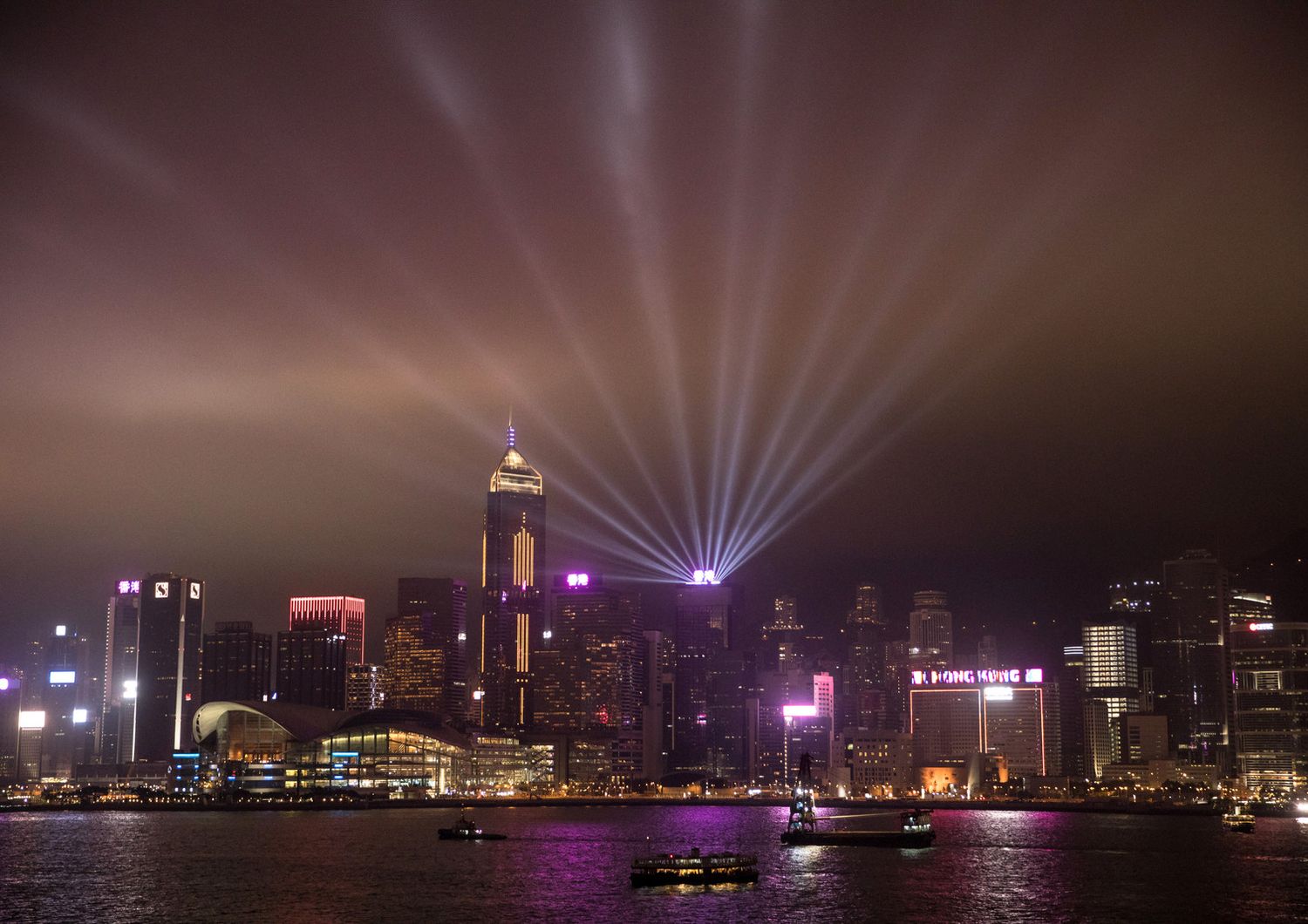 Lo spettacolo di luci per l'Ora della Terra a Hong Kong