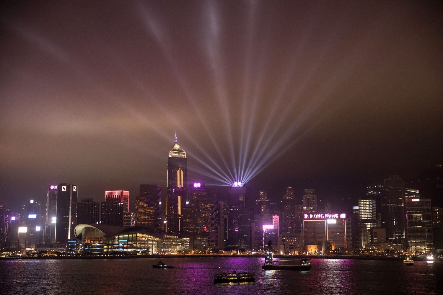 Lo spettacolo di luci per l'Ora della Terra a Hong Kong