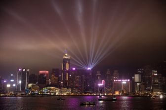 Lo spettacolo di luci per l'Ora della Terra a Hong Kong