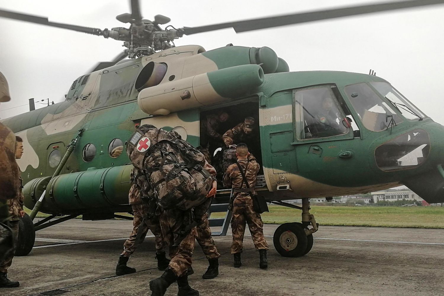 Una squadra dei militari cinesi inviata per salvare i pompieri dispersi&nbsp;