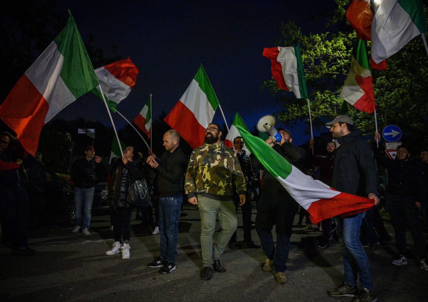 Un momento della manifestazione contro i Rom a Torre Maura