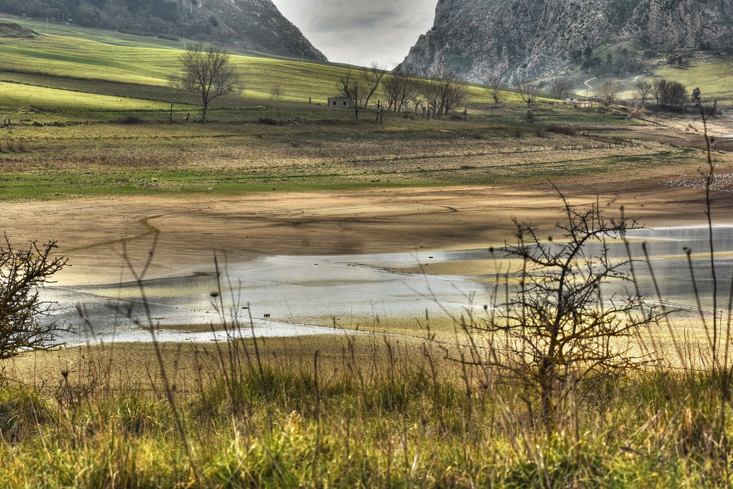 Il lago di Piana degli Albanesi (Palermo) durante la siccit&agrave; del gennaio 2018