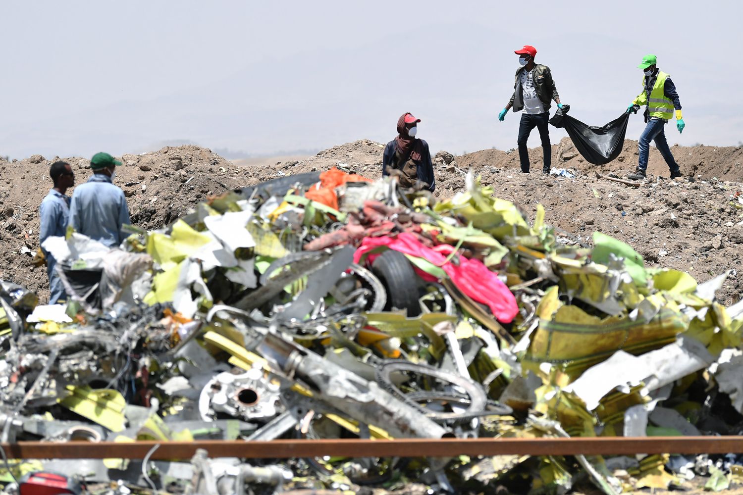 Soccorritori sul luogo del disastro del Boeing 737 Max 8 precipitato ad Addis Abeba