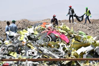 Soccorritori sul luogo del disastro del Boeing 737 Max 8 precipitato ad Addis Abeba