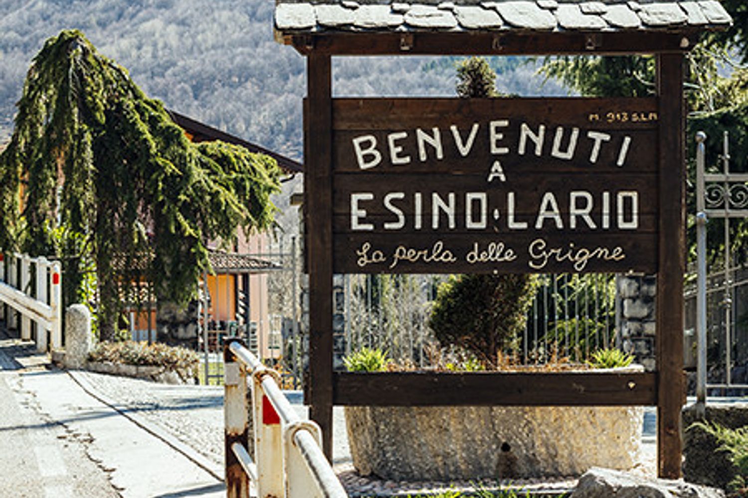 Il cartello di benvenuto a Esino Lario