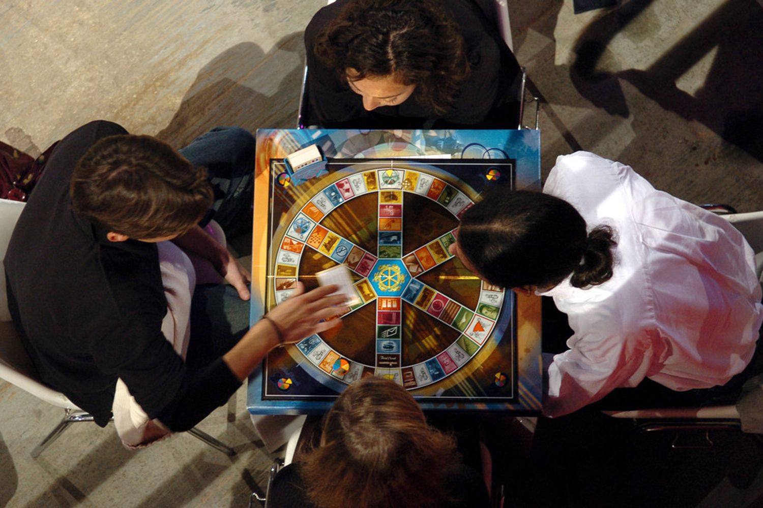 Alcune persone giocano a Trivial Pursuit