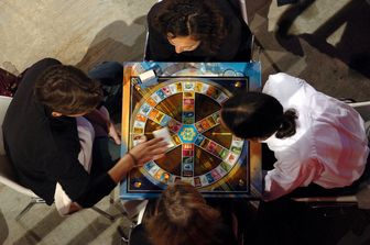 Alcune persone giocano a Trivial Pursuit