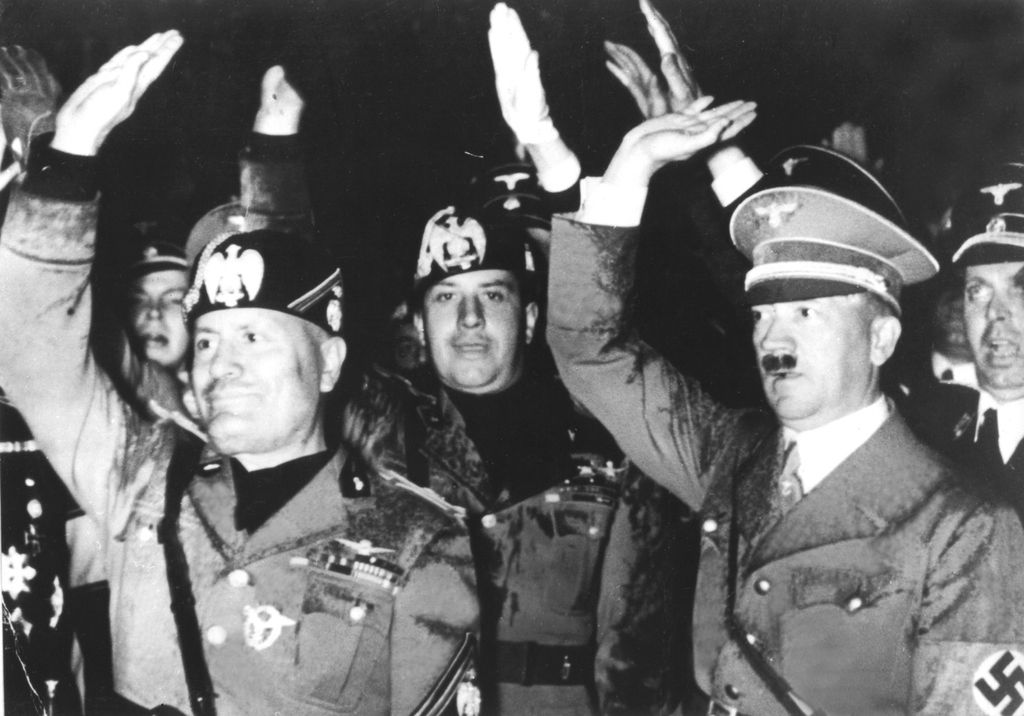 Galeazzo Ciano tra Hitler e Mussolini, 1937 (Archives Snark/Afp)