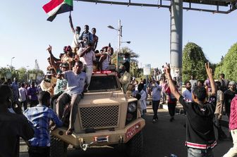 Esercito sudanese si schiera con i manifestanti