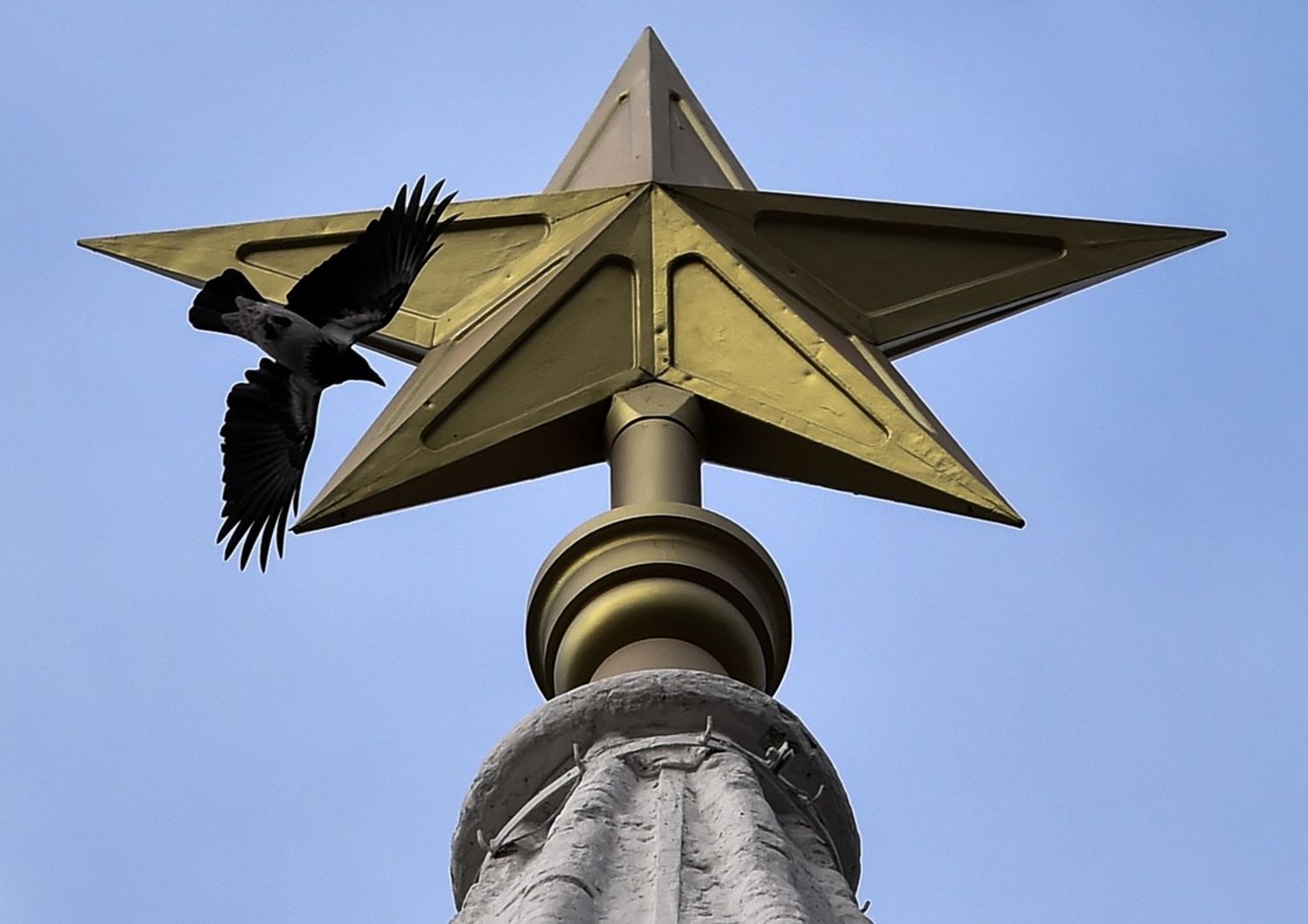 &nbsp;Cremlino, corvi volteggiano attorno alla Stella di Kazan (Kirill Kudriavtsev/AFP)
