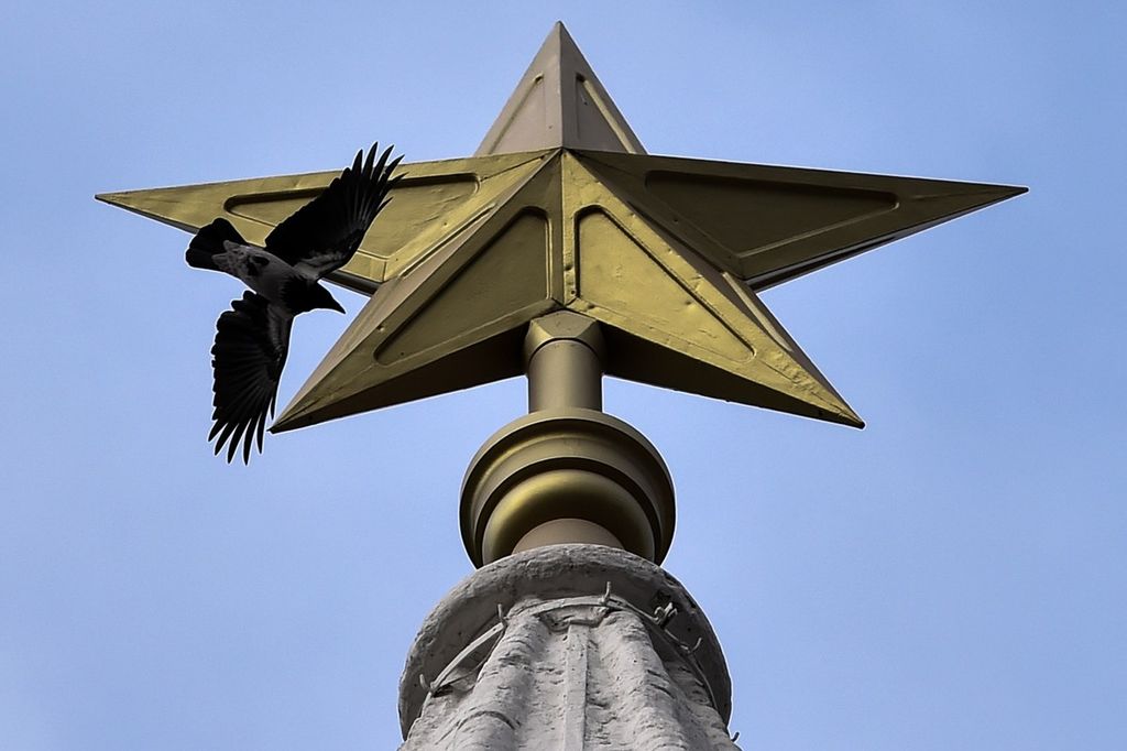 &nbsp;Cremlino, corvi volteggiano attorno alla Stella di Kazan (Kirill Kudriavtsev/AFP)