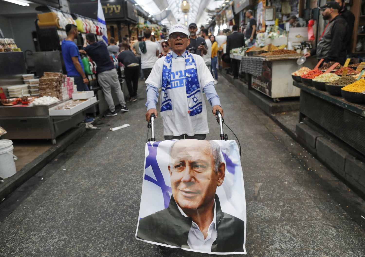 Un supporter del Likud con una foto di&nbsp;Benjamin Netanyahu su un trolley