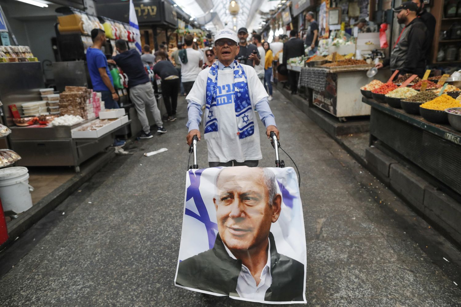 Un supporter del Likud con una foto di&nbsp;Benjamin Netanyahu su un trolley