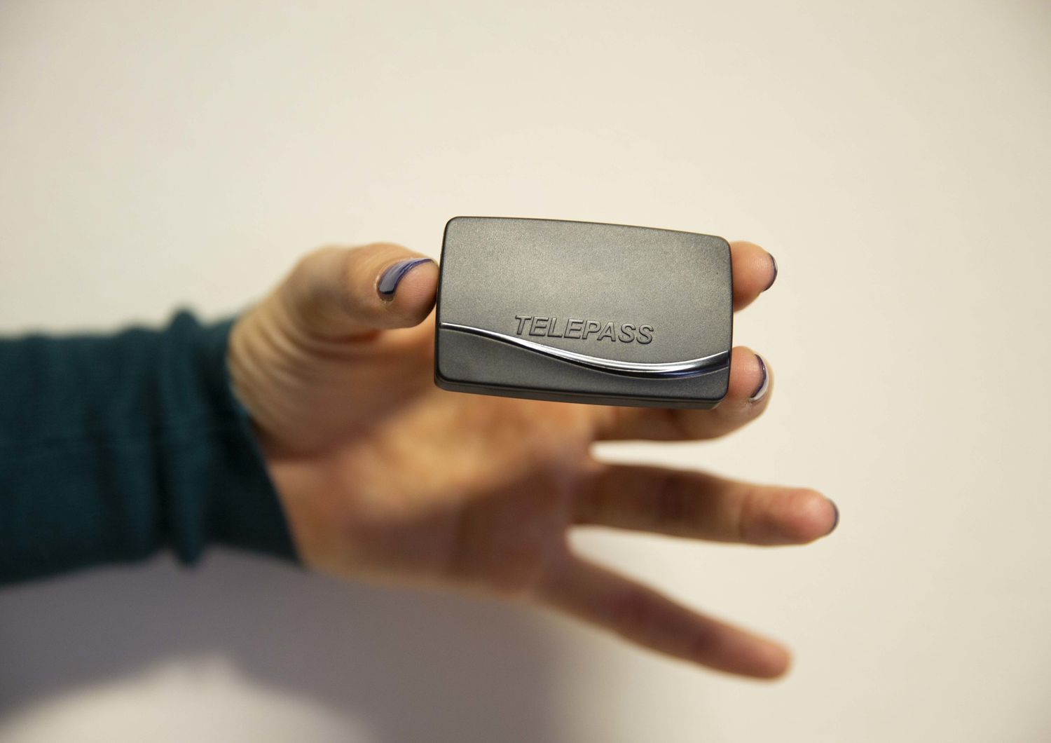 Il nuovo Telepass è più piccolo, colorato e multiservizi