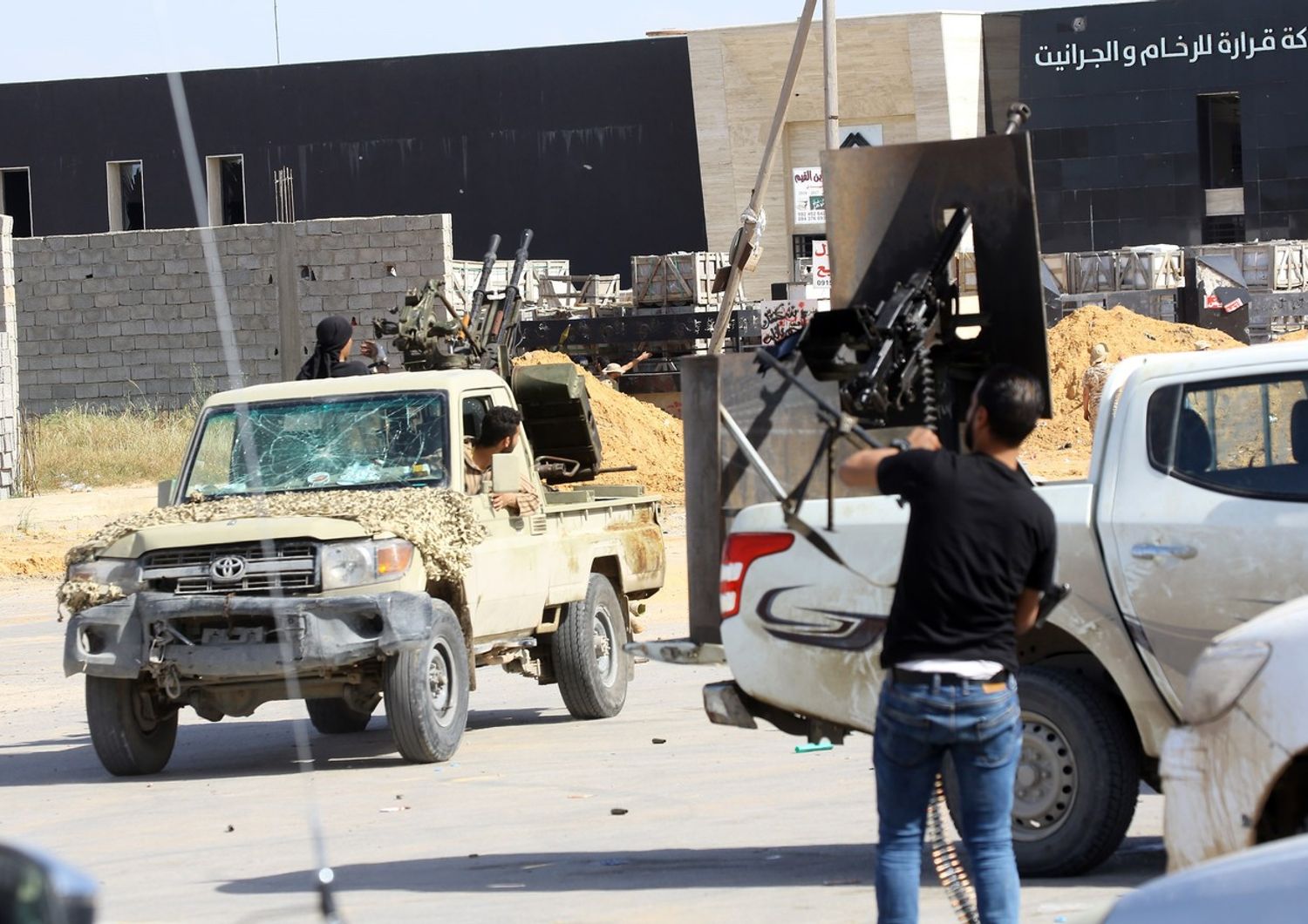 &nbsp;Libia, scontri tra le forze di Haftar e i regolari del governo di al-Serraj a Tripoli nell'aprile 2010 (HAaem Turkia/AFP)