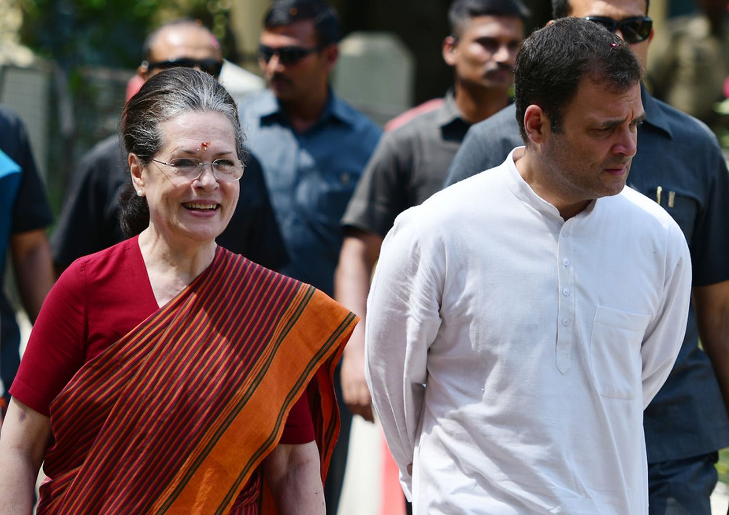 India, Rahul Gandhi e la madre Sonia nell'aprile 2019 (Sanjar Kanoja/AFP)