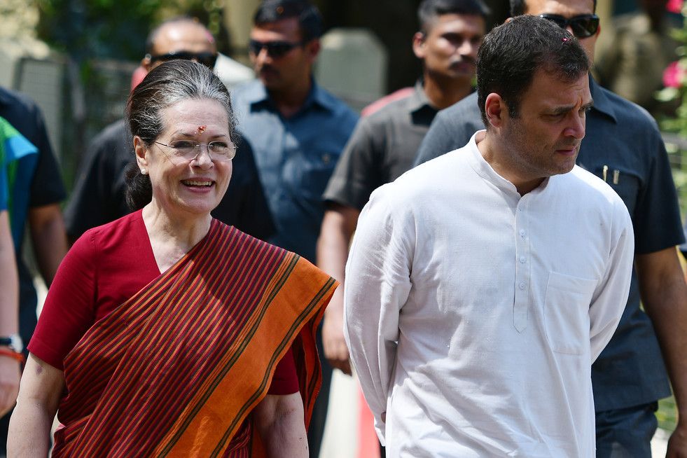 India, Rahul Gandhi e la madre Sonia nell'aprile 2019 (Sanjar Kanoja/AFP)