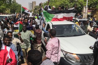 &nbsp;Sudan, manifestanti per le vie di Khartoum festeggiano la deposizione del presidente al-Bashir, aprile 2019 (AFP)