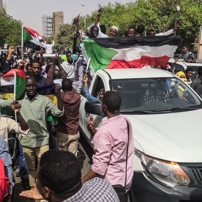 &nbsp;Sudan, manifestanti per le vie di Khartoum festeggiano la deposizione del presidente al-Bashir, aprile 2019 (AFP)
