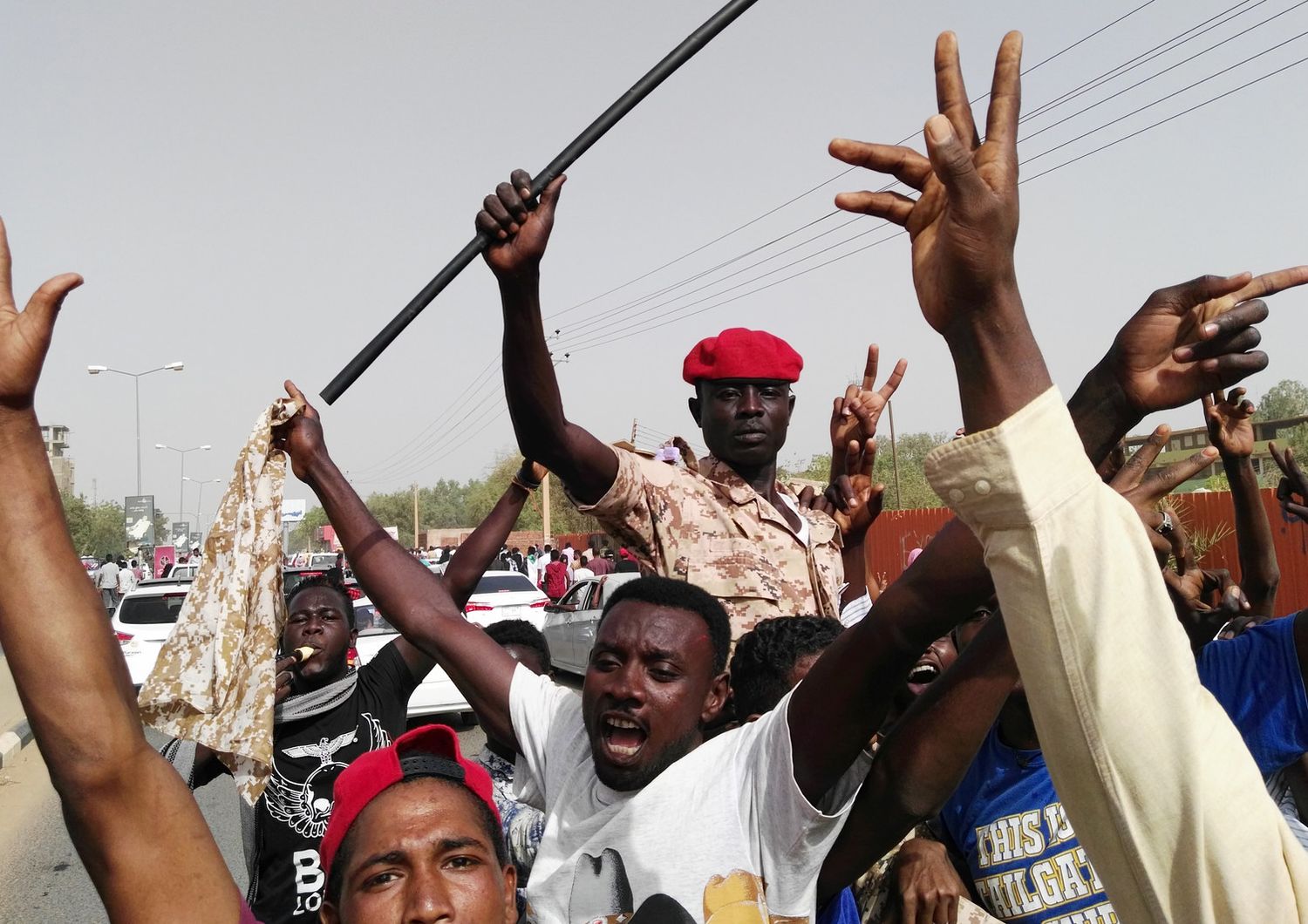 Sudan, festeggiamenti per la defenestrazione del presidente al-Bashir 11 aprile 2019 (AFP)
