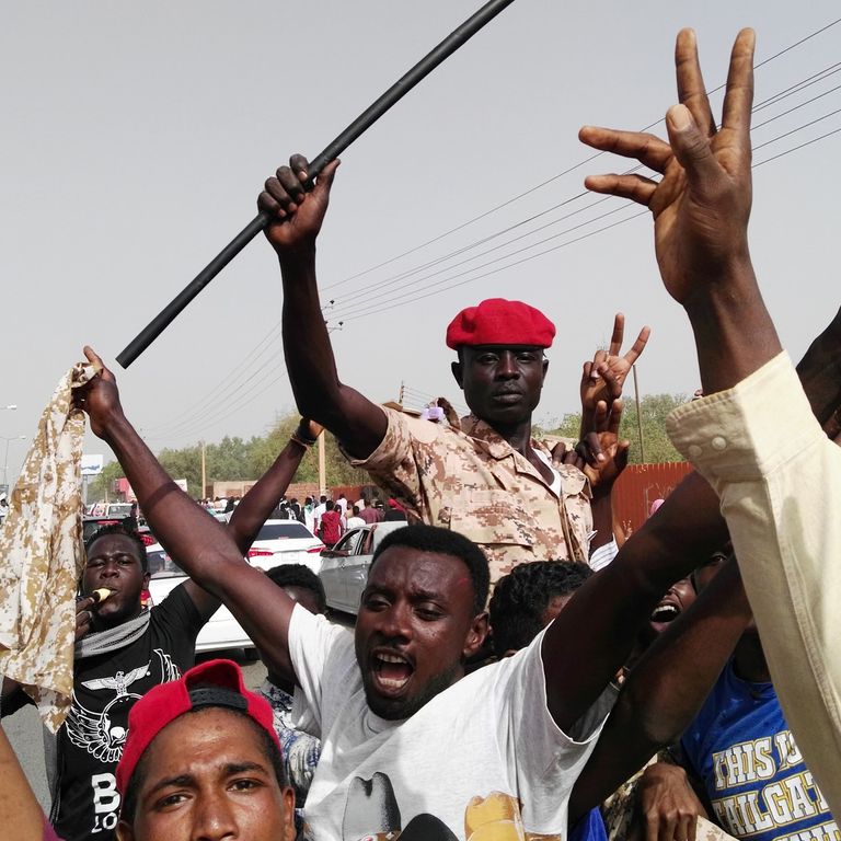 Sudan, festeggiamenti per la defenestrazione del presidente al-Bashir 11 aprile 2019 (AFP)