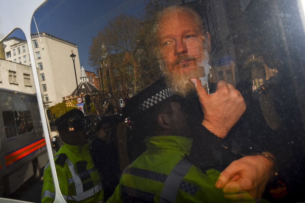 Julian Assange viene portato in carcere