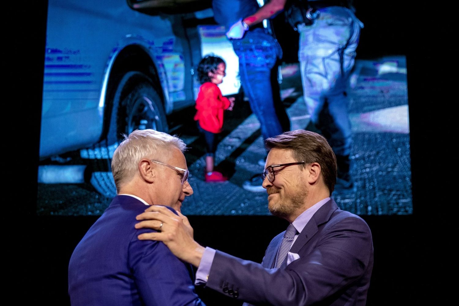 Il principe Costantino d'Olanda consegna il World Press Photo a John Moore