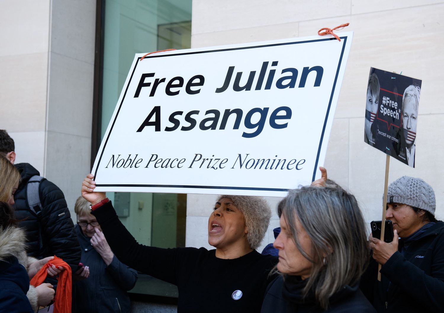 Proteste per l'arresto di Julian Assange