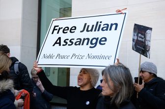 Proteste per l'arresto di Julian Assange