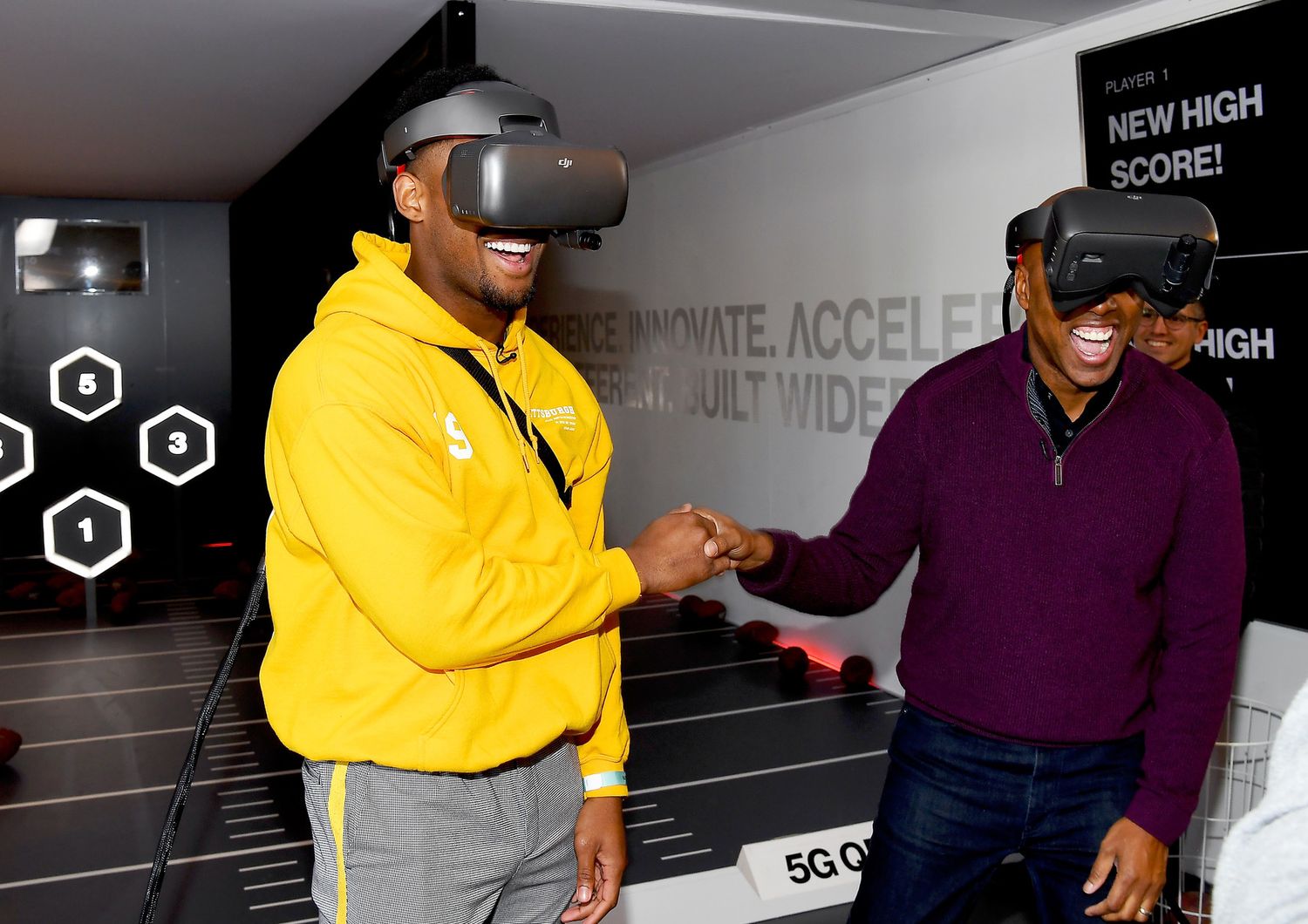 Juju Smith-Schuster e Kevin Frazier di Entertainment Tonight alla 5G QB Challenge della Verizon Experience durante il Super Bowl Live&nbsp;