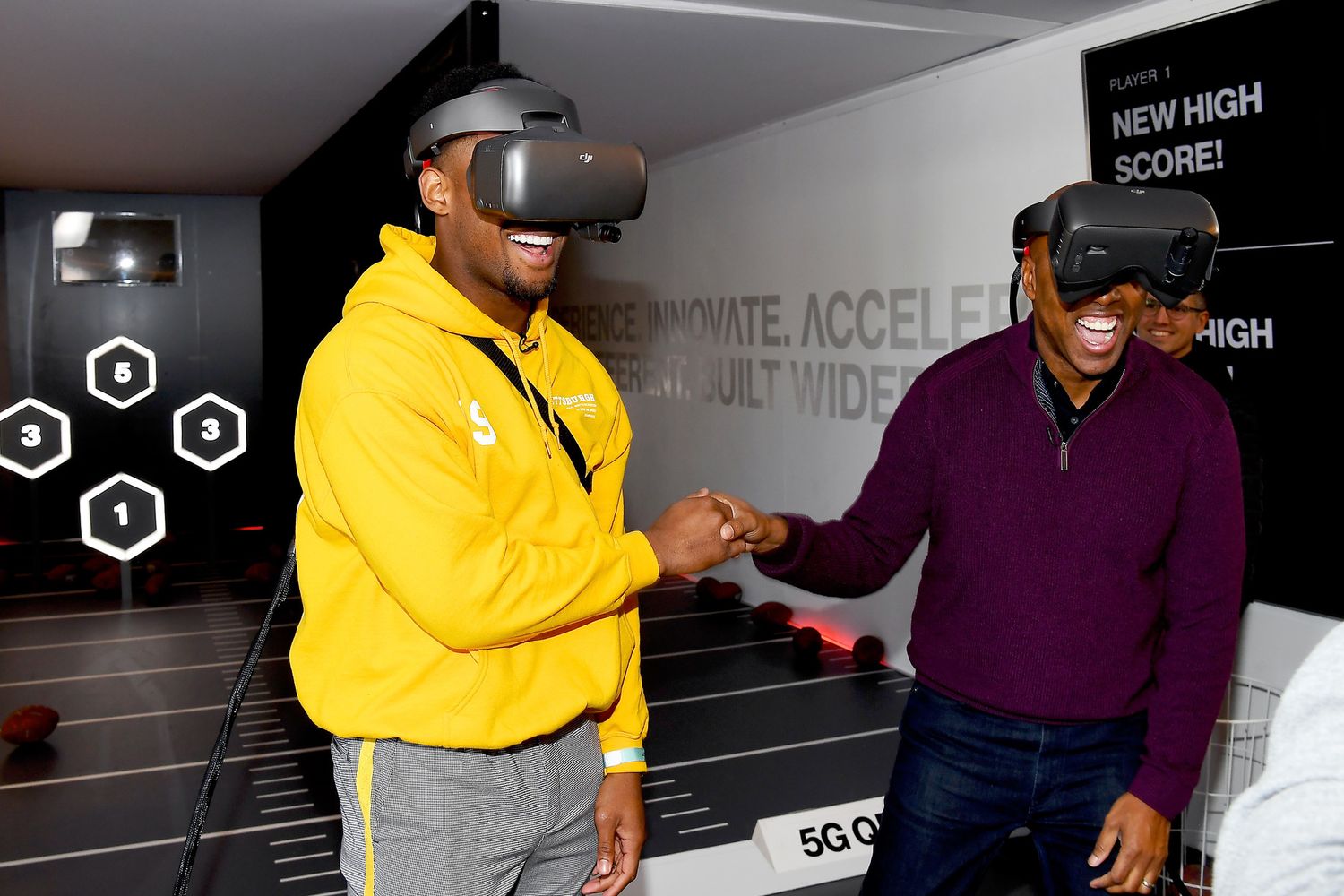 Juju Smith-Schuster e Kevin Frazier di Entertainment Tonight alla 5G QB Challenge della Verizon Experience durante il Super Bowl Live&nbsp;