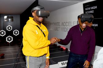 Juju Smith-Schuster e Kevin Frazier di Entertainment Tonight alla 5G QB Challenge della Verizon Experience durante il Super Bowl Live&nbsp;