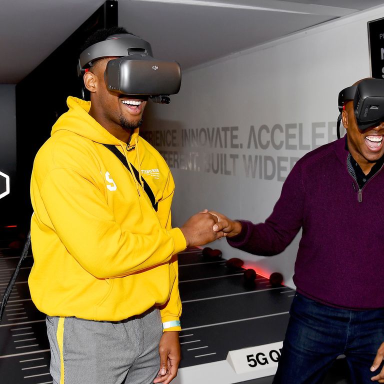 Juju Smith-Schuster e Kevin Frazier di Entertainment Tonight alla 5G QB Challenge della Verizon Experience durante il Super Bowl Live&nbsp;