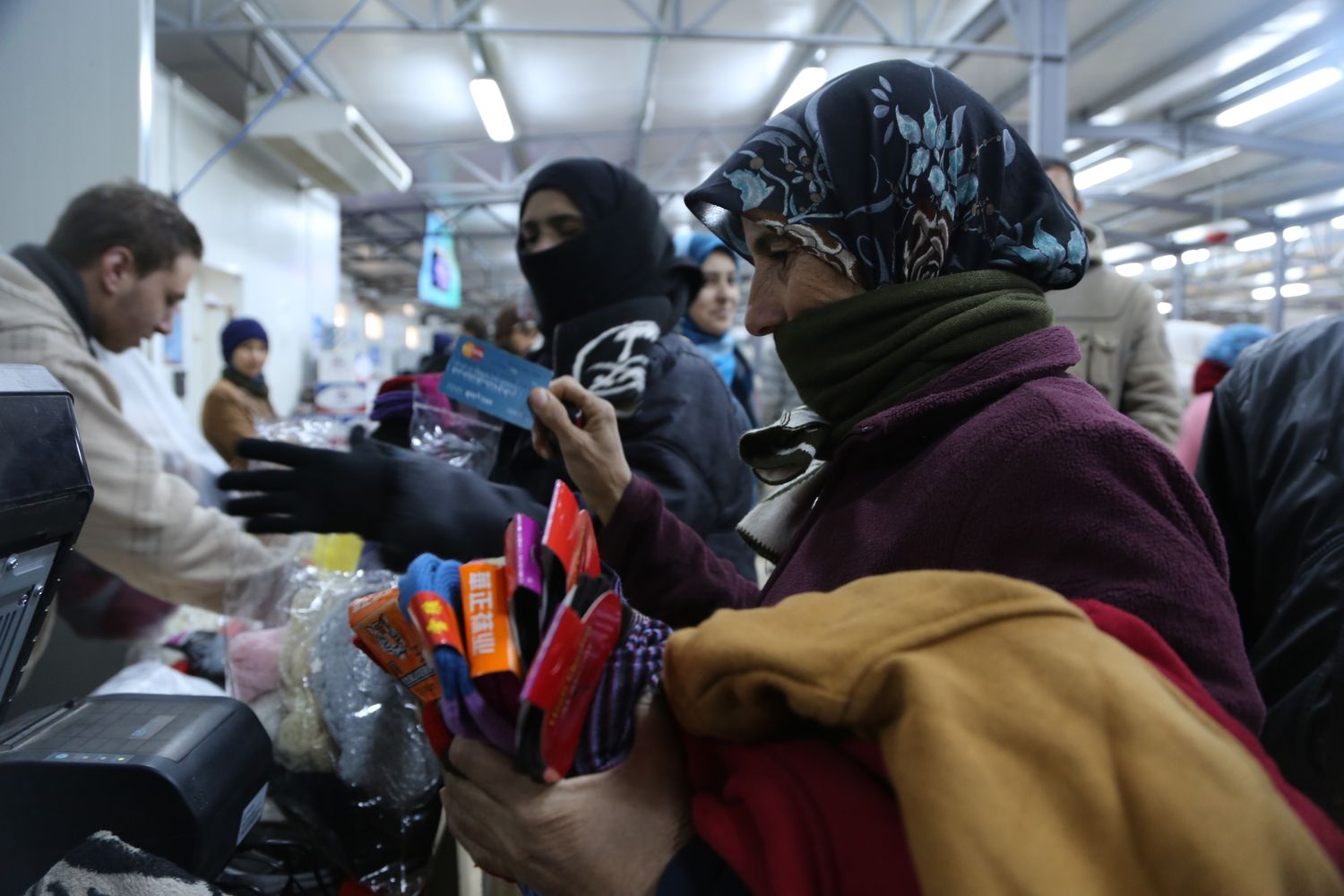 Profughe nel supermercato del campo