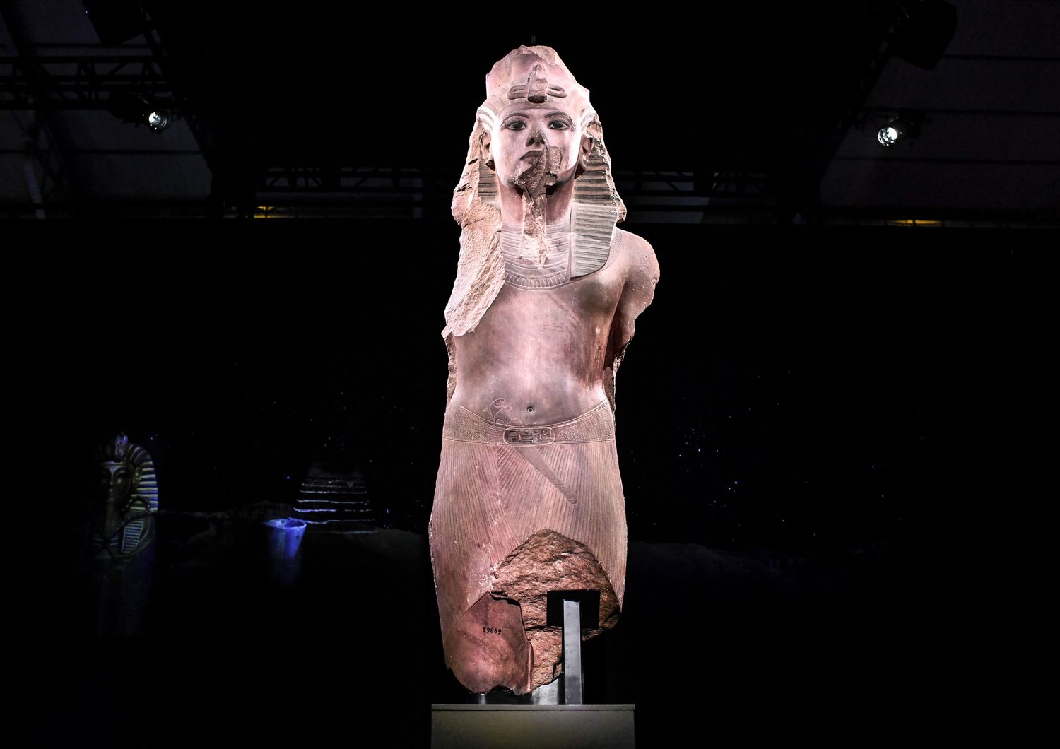 Una delle statue di Tutankhamon nella in corso al Parc de la Villette di Parigi