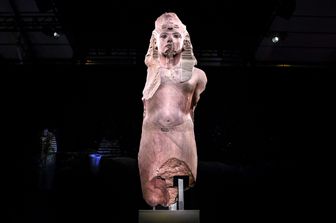 Una delle statue di Tutankhamon nella in corso al Parc de la Villette di Parigi