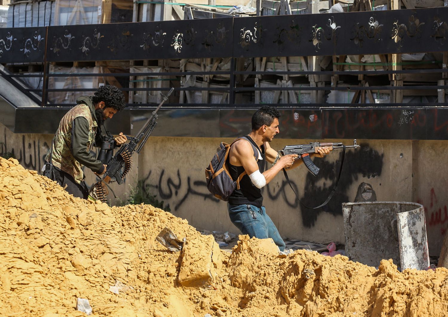 Un combattente libico filo governativo spara durante un assalto alle truppe di Haftar a Tripoli&nbsp;