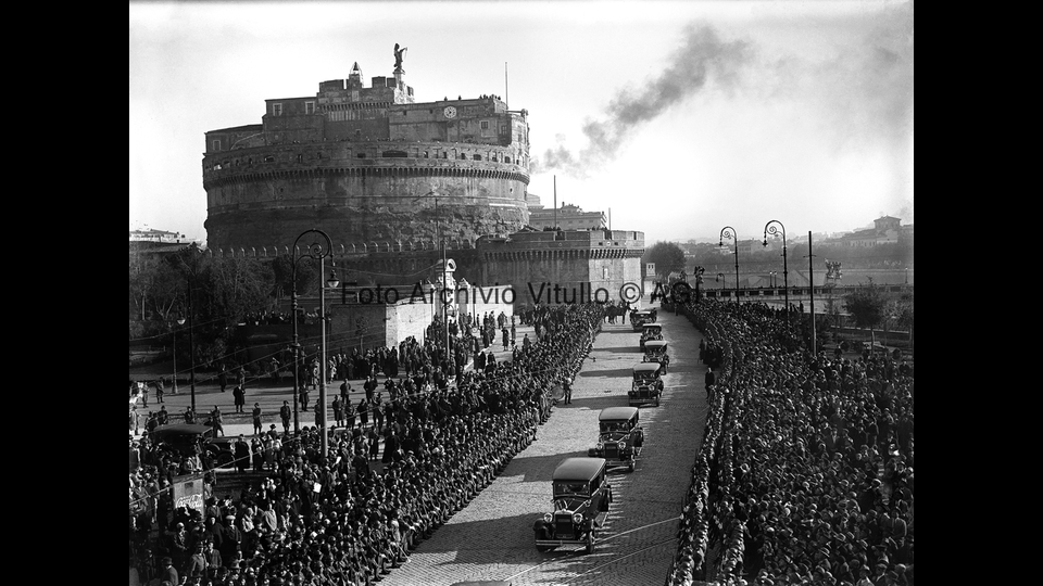 Visita dei reali d'Italia al Pontefice, veduta del corteo, sullo sfondo Castel Sant'Angelo (5 dicembre 1929)
