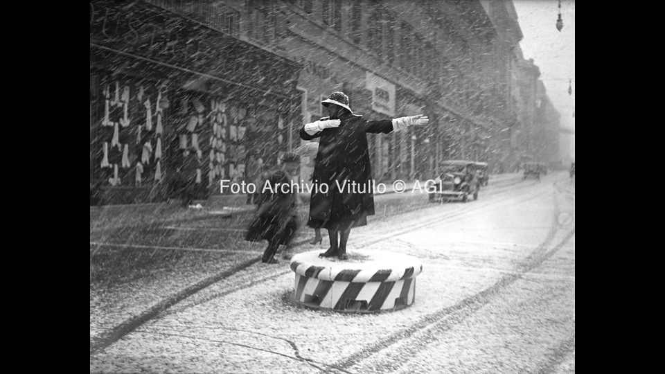 Vedute di Roma sotto la neve. Vigile urbano per le vie del centro di Roma (22 gennaio 1935)